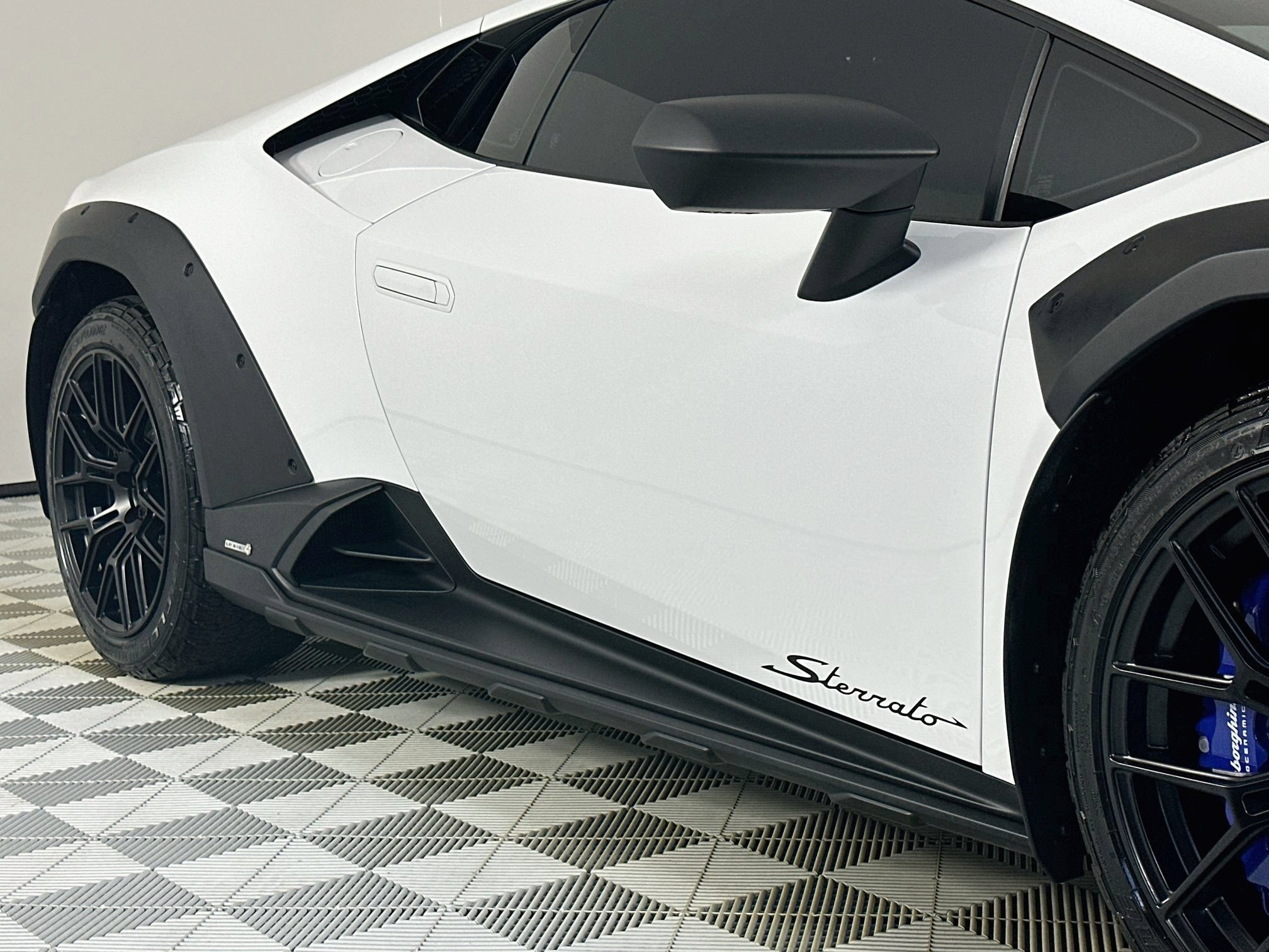 Used 2023 Lamborghini Huracan Sterrato AWD/4WD image 24