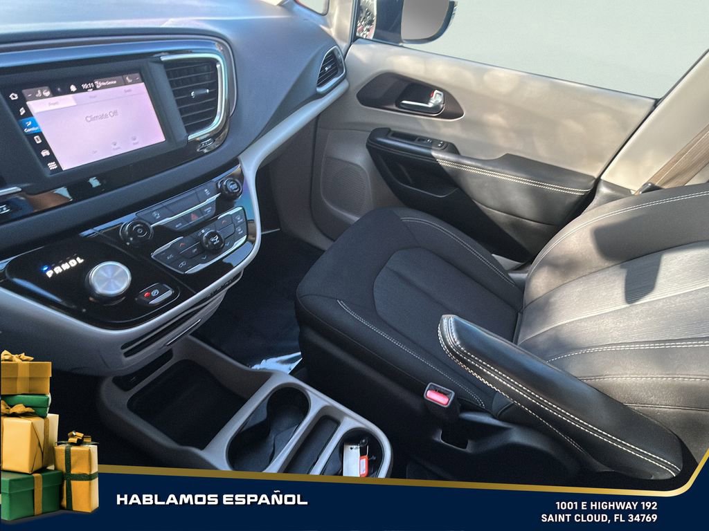 Used 2022 Chrysler Voyager LX image 23