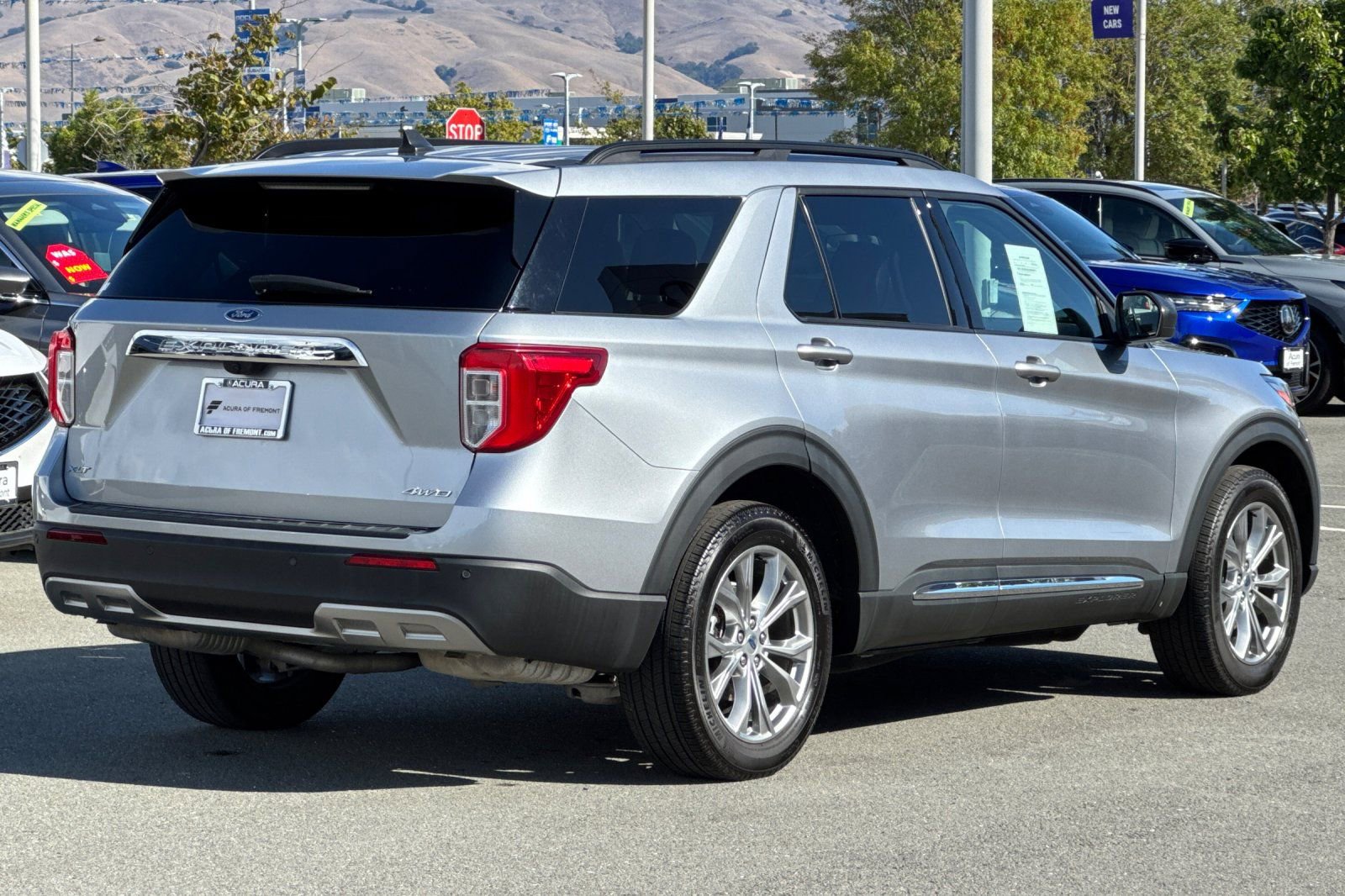 Used 2022 Ford Explorer XLT w/ Equipment Group 202A image 4