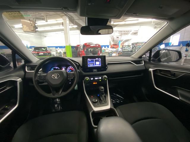 Used 2021 Toyota RAV4 LE image 27