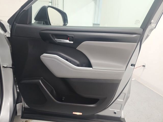 Used 2022 Toyota Highlander XLE image 39