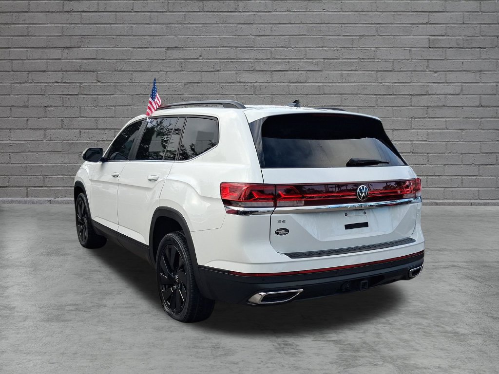 Used 2024 Volkswagen Atlas SE w/ Panoramic Sunroof Package FWD image 5