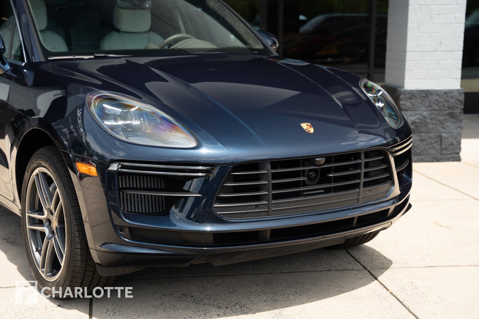 Used 2021 Porsche Macan Turbo AWD/4WD image 2