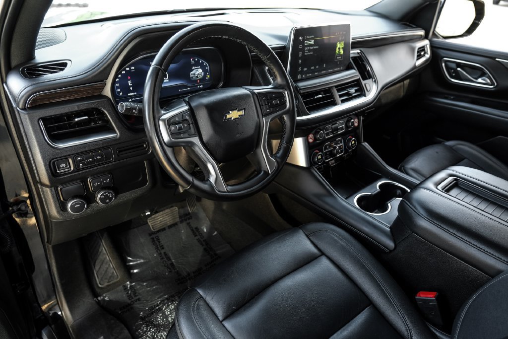 Used 2024 Chevrolet Suburban LT RWD image 2