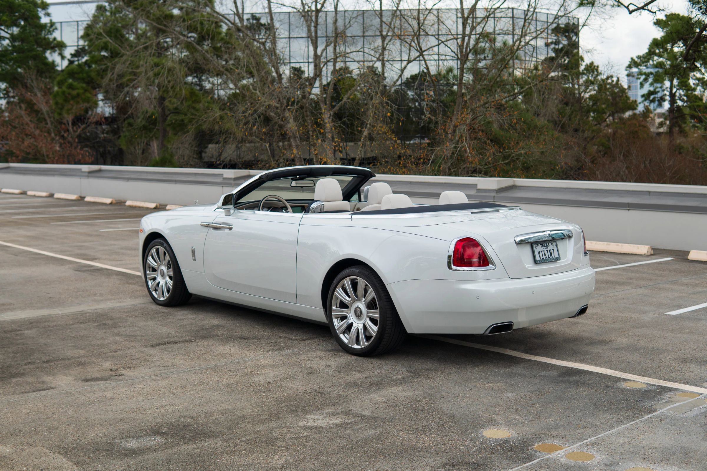 Used 2017 Rolls-Royce Dawn RWD image 22