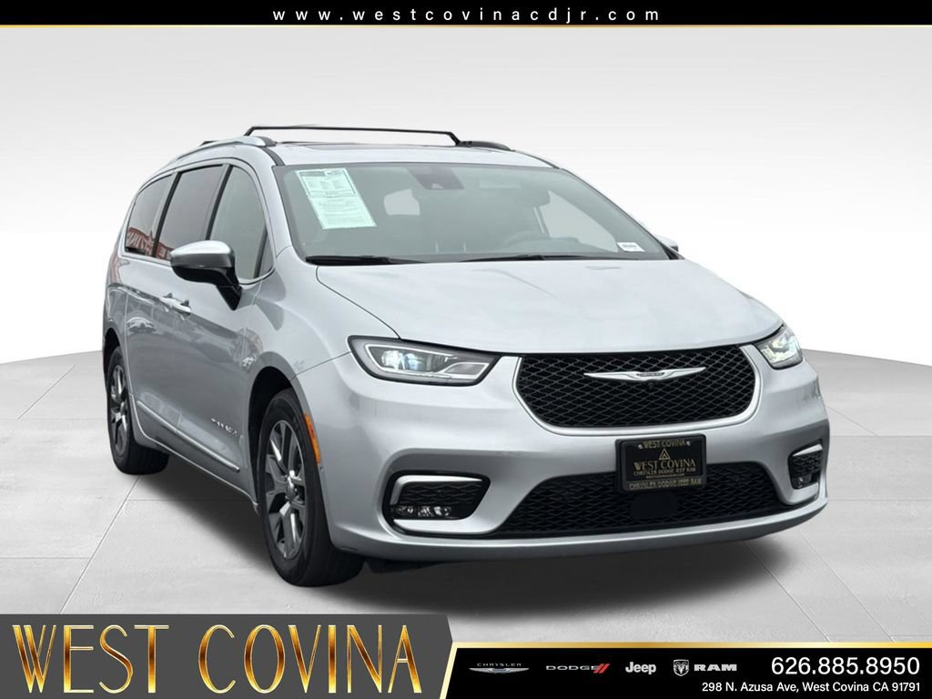 Used 2023 Chrysler Pacifica Pinnacle FWD image 2