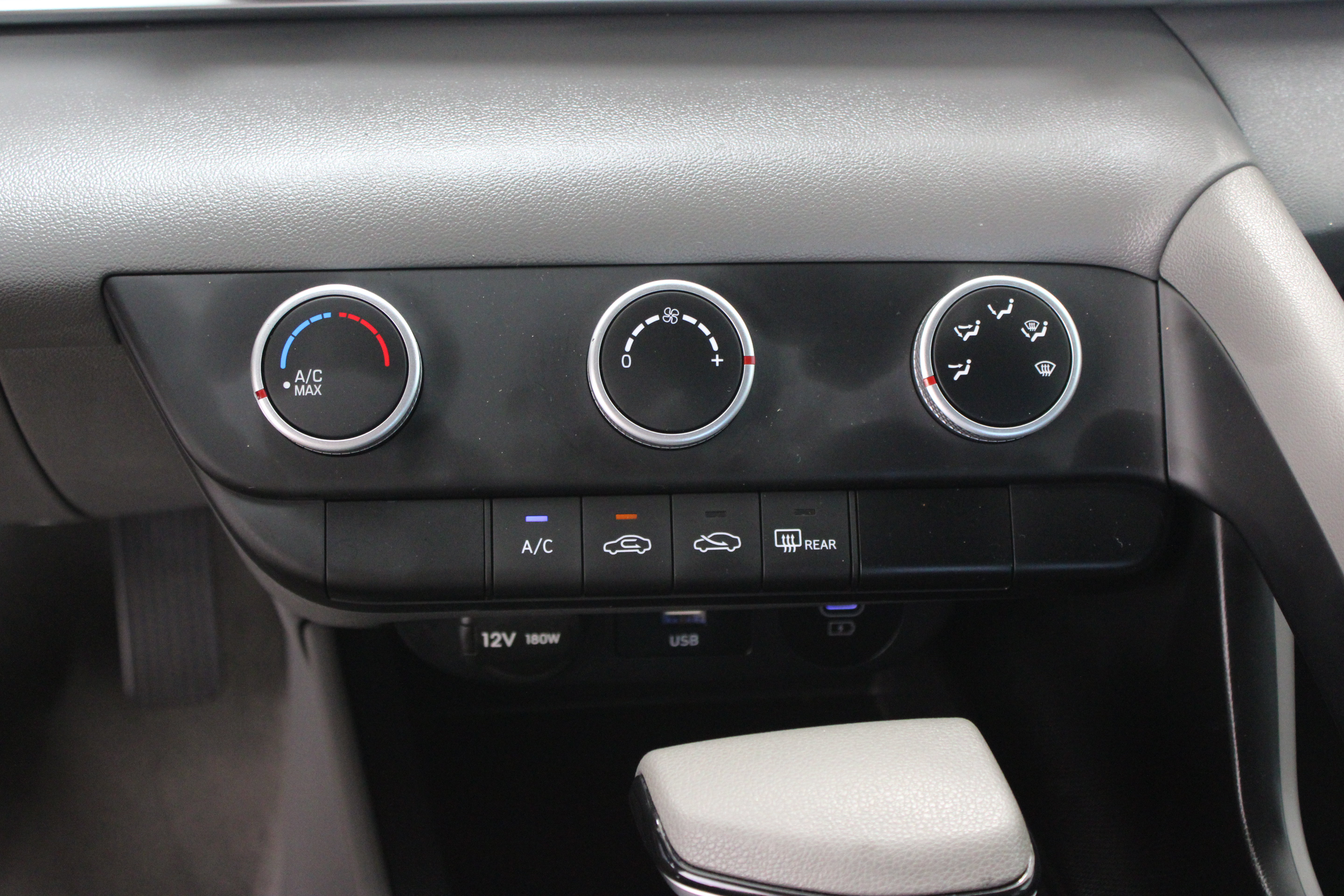 Used 2025 Hyundai Elantra SE FWD image 18