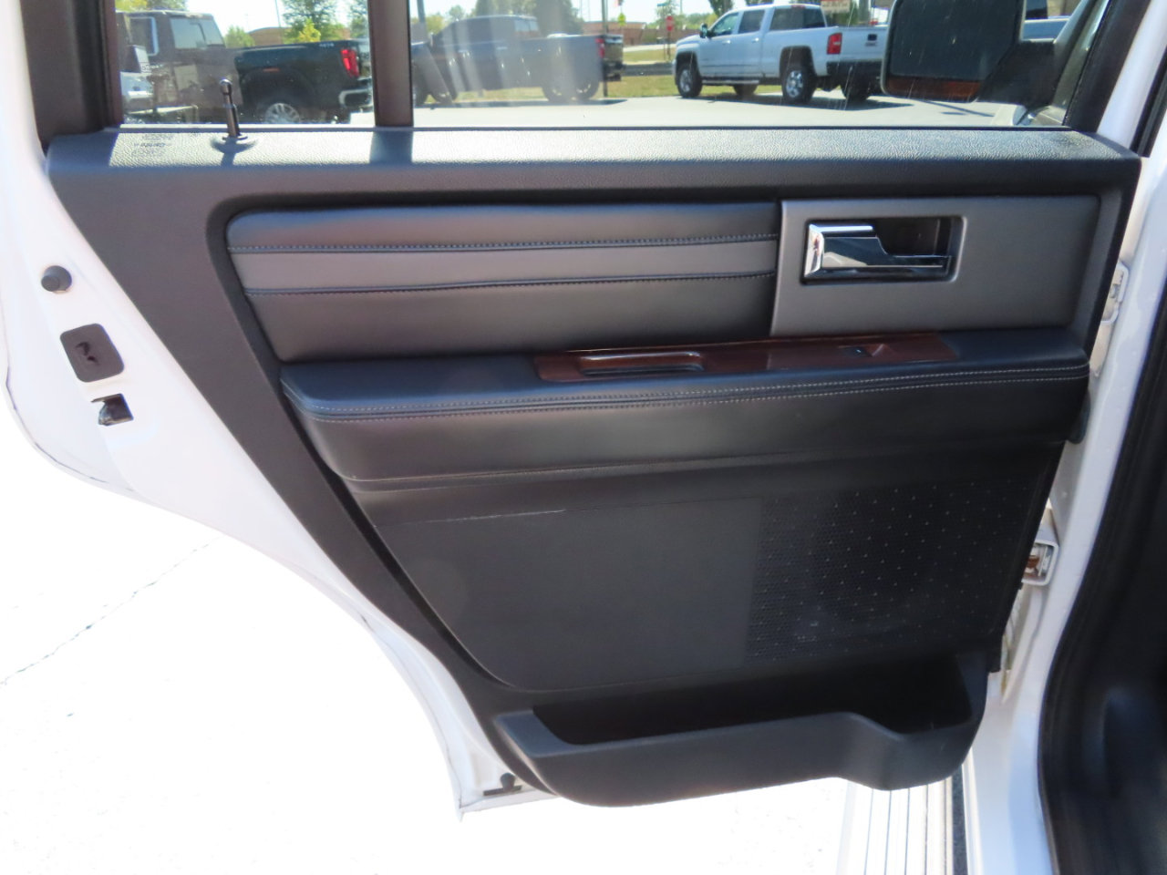 Used 2016 Ford Expedition Platinum image 40