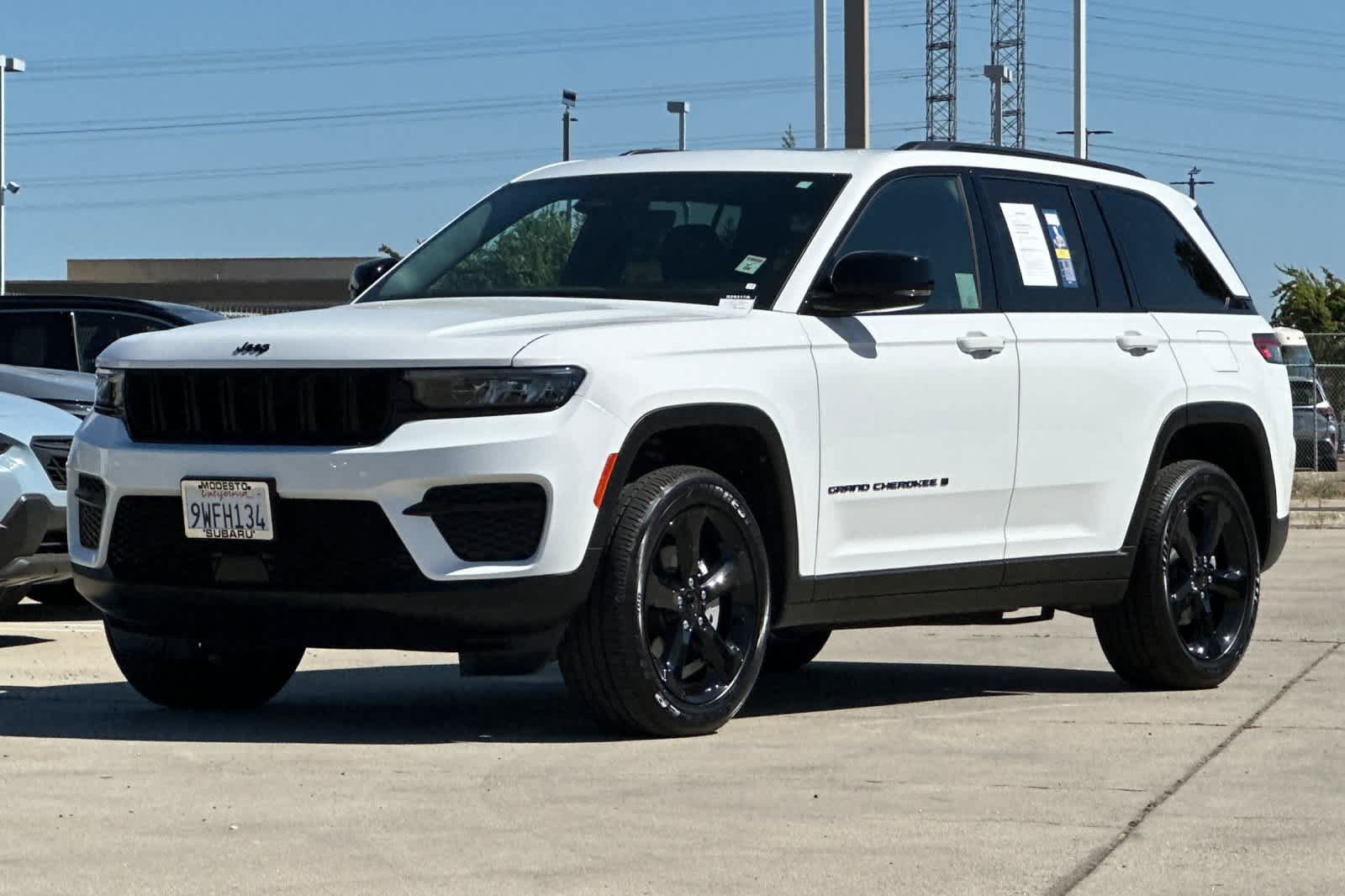Used 2025 Jeep Grand Cherokee Altitude AWD/4WD image 7