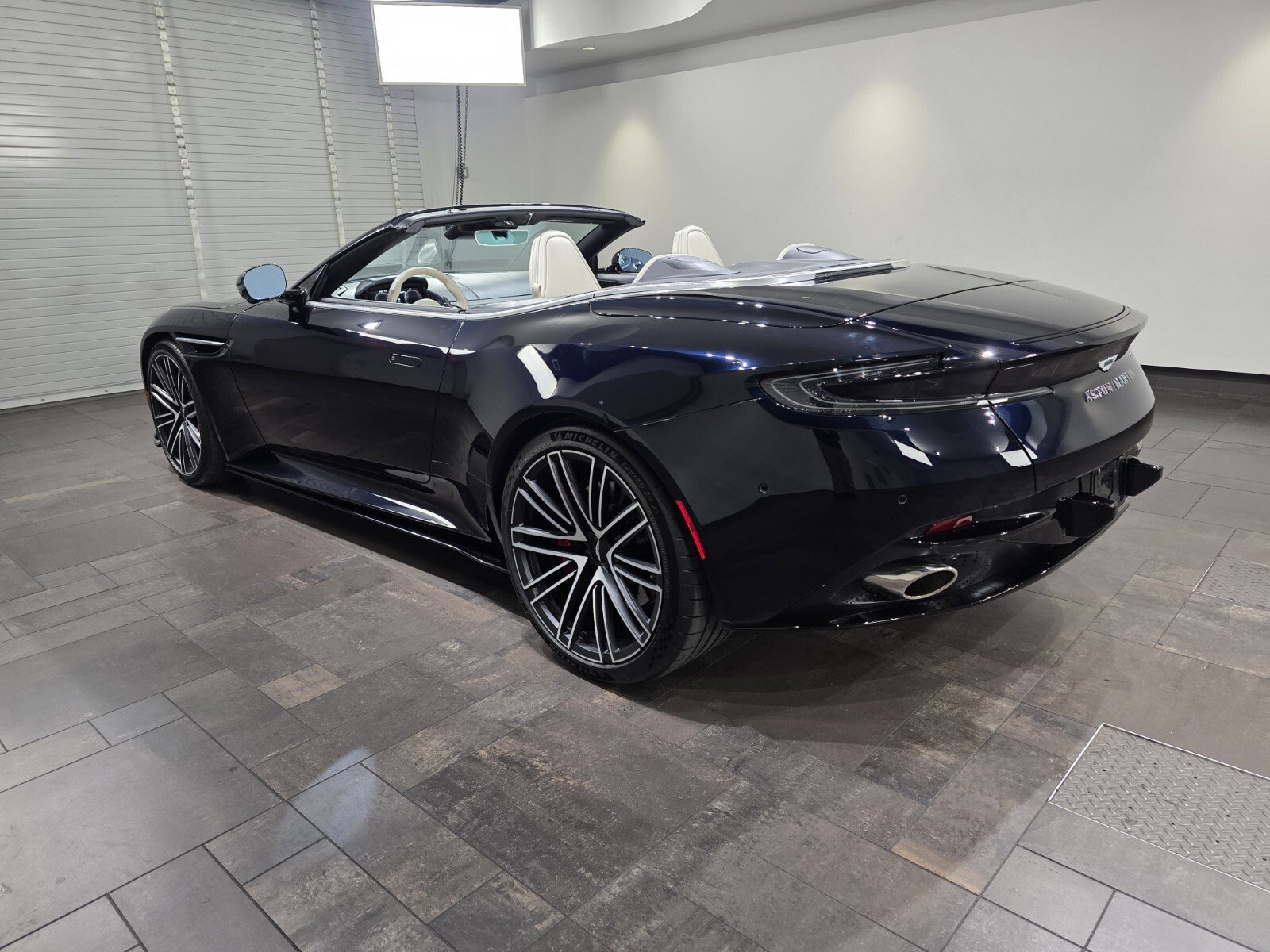 Used 2024 Aston Martin DB12 Volante image 2