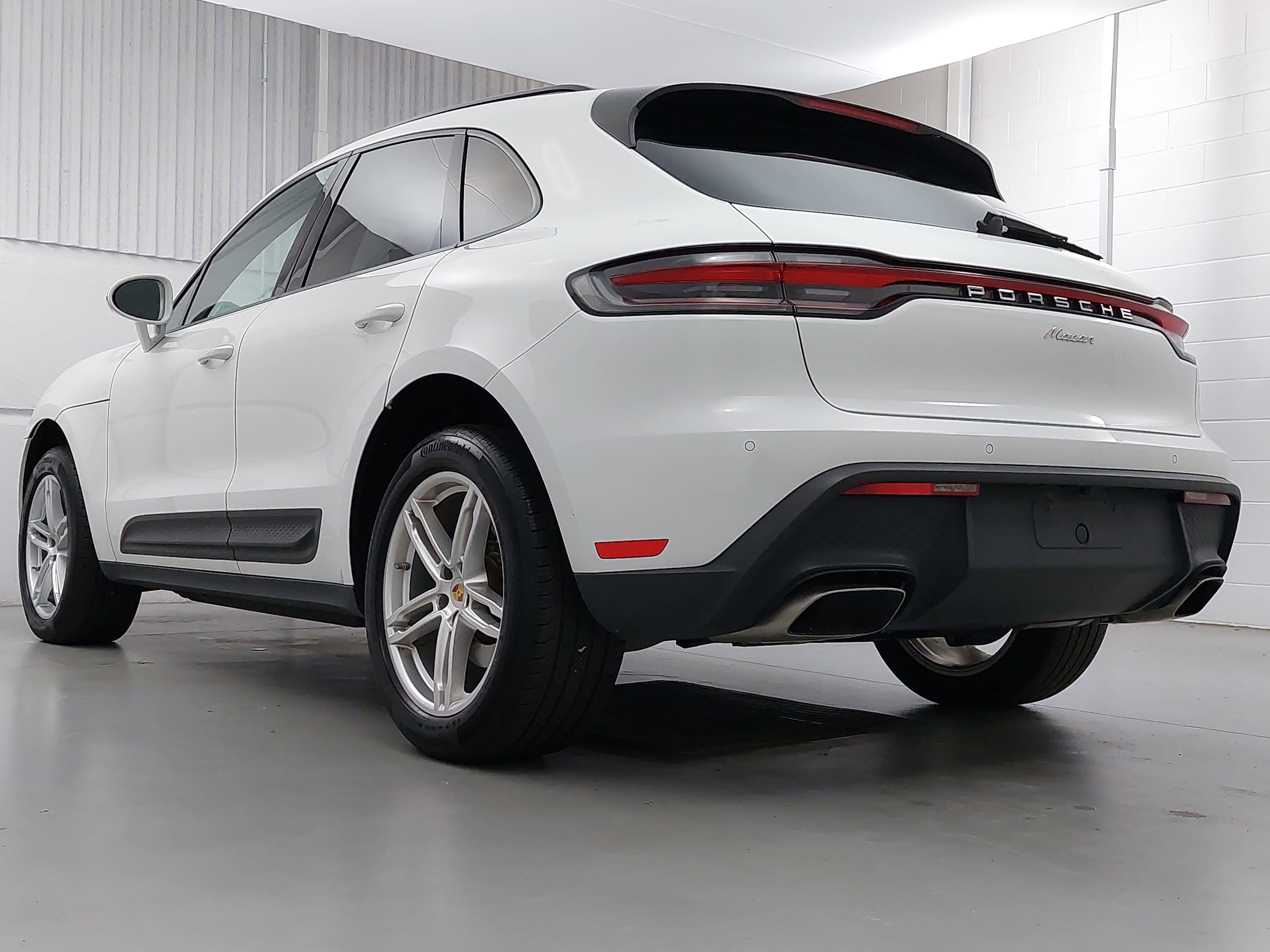 Certified 2023 Porsche Macan AWD/4WD image 3