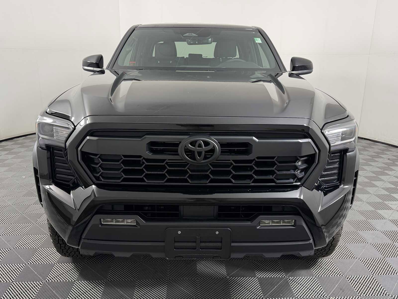 Used 2025 Toyota Tacoma TRD Off-Road AWD/4WD image 2