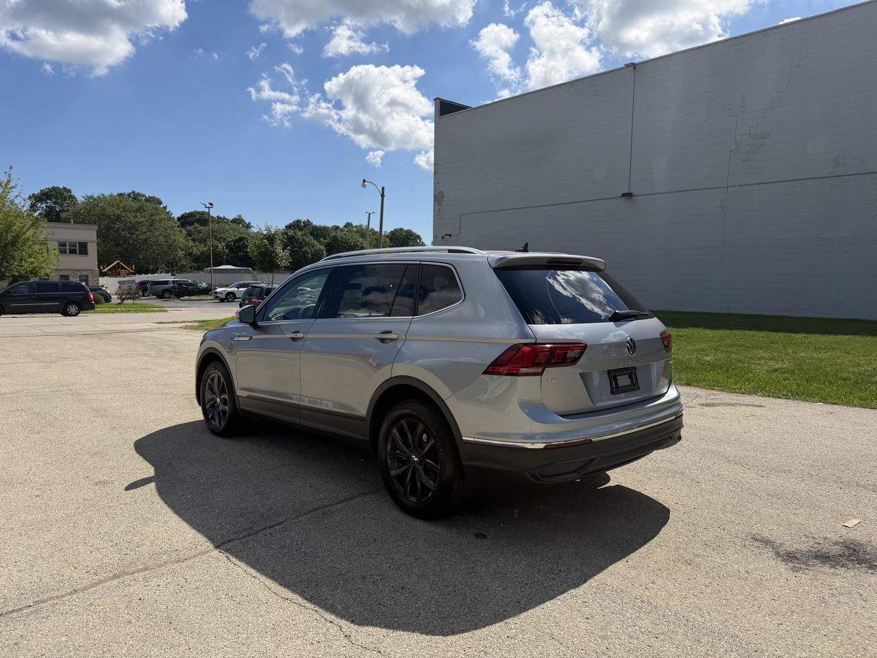 Used 2024 Volkswagen Tiguan SE w/ Panoramic Sunroof Package AWD/4WD image 5