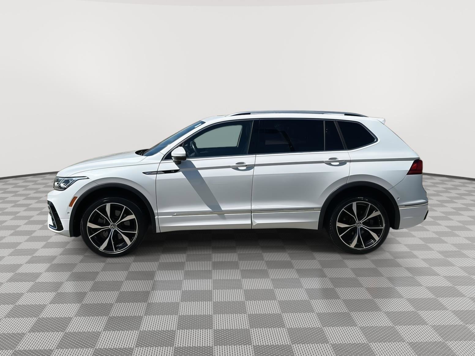 Used 2023 Volkswagen Tiguan SEL R-Line AWD/4WD image 8