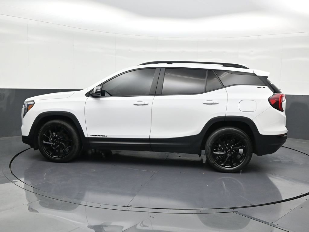 Used 2024 GMC Terrain SLE w/ Driver Convenience Package image 2