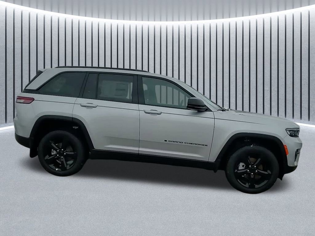 New 2025 Jeep Grand Cherokee Limited w/ Black Appearance Package image 5