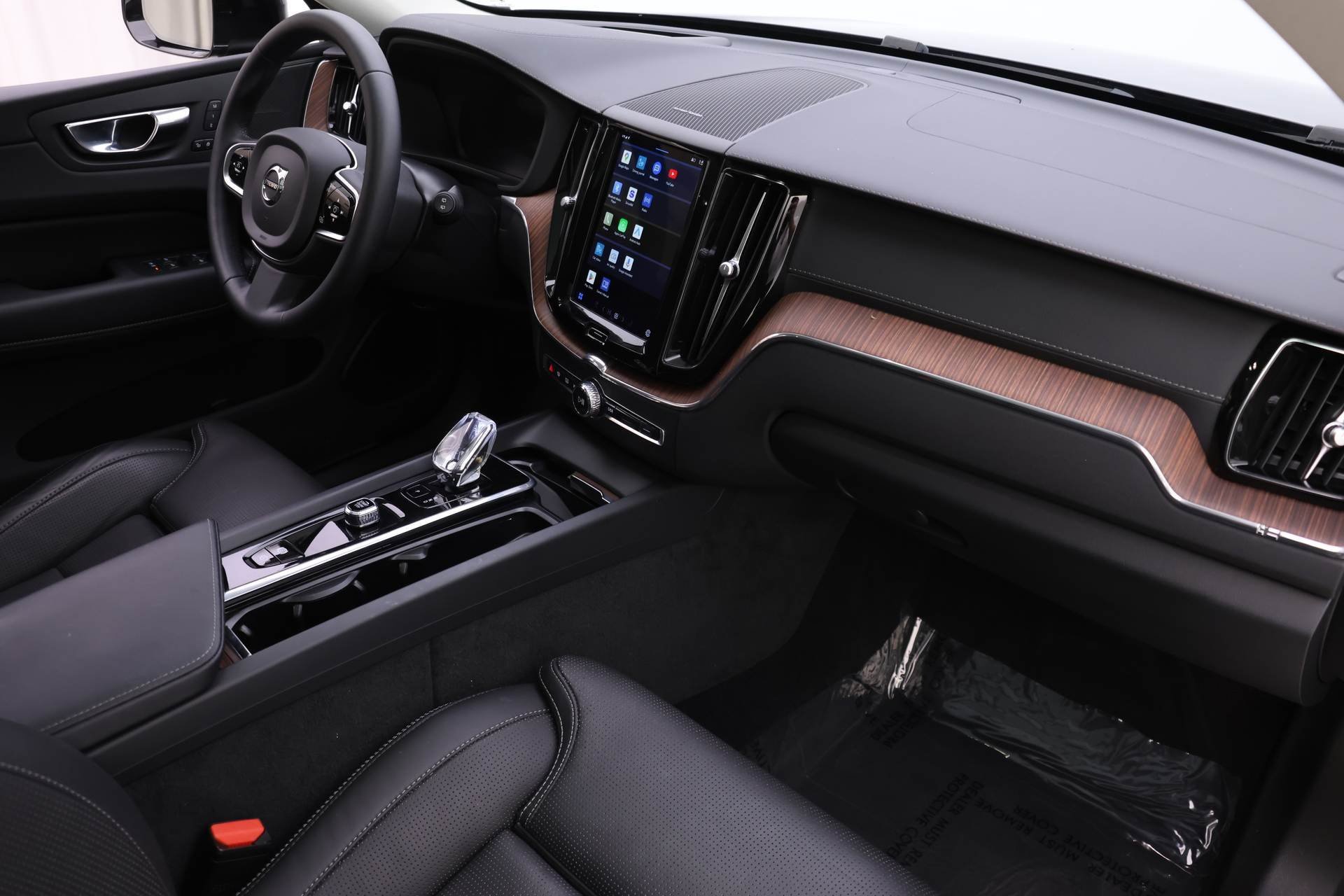 Certified 2023 Volvo XC60 B6 Ultimate w/ Protection Package Premier image 22