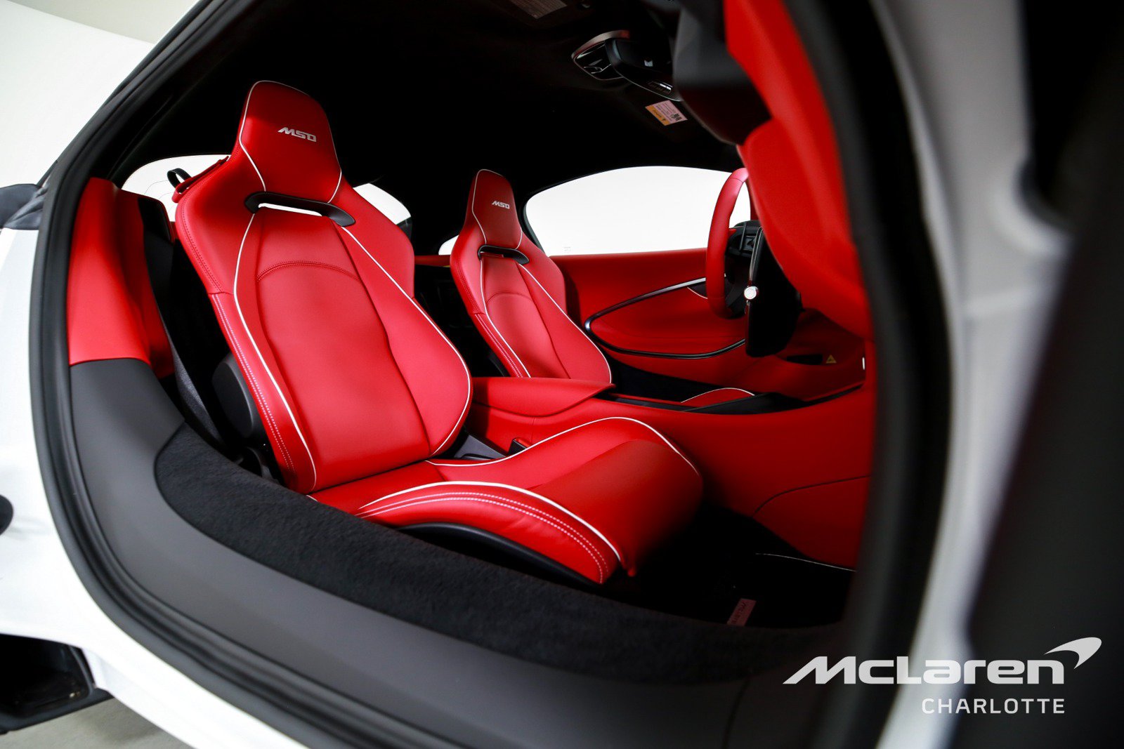 Used 2025 McLaren Artura RWD image 18