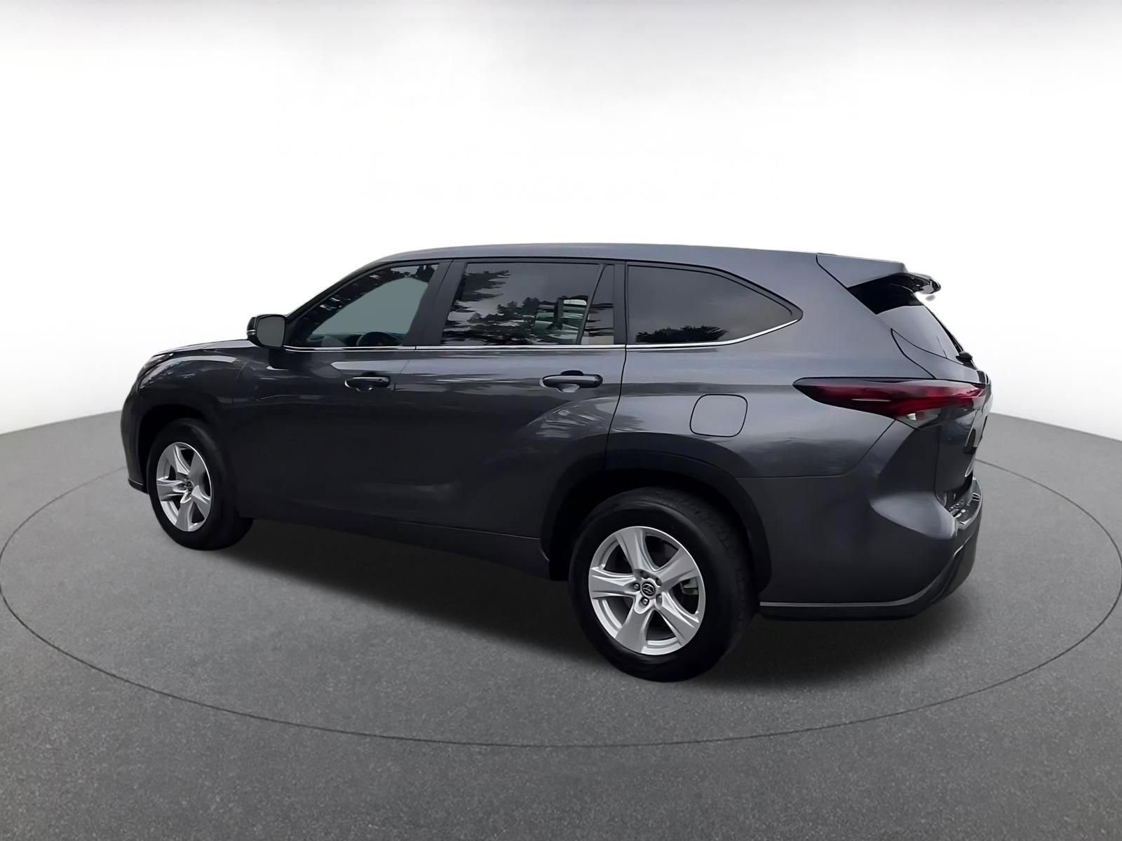 Used 2025 Toyota Highlander LE image 10