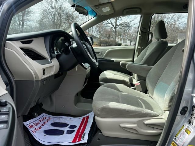 Used 2017 Toyota Sienna L FWD image 13