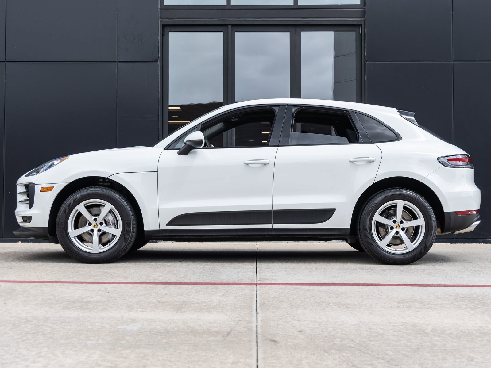 Certified 2021 Porsche Macan AWD/4WD image 2