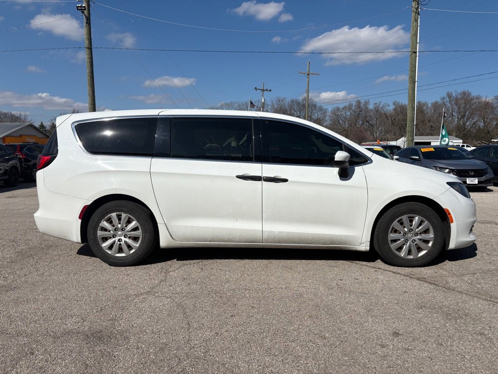 Used 2018 Chrysler Pacifica L image 3