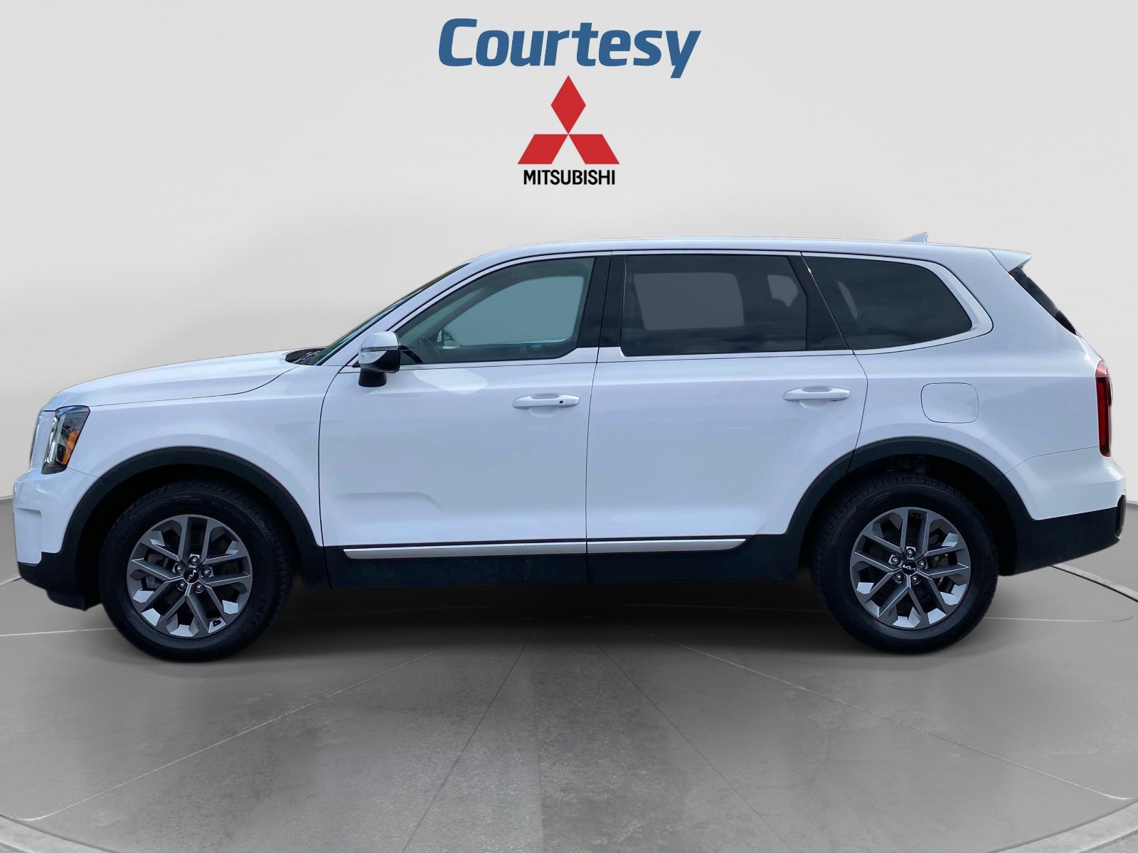 Used 2023 Kia Telluride LX AWD/4WD image 2