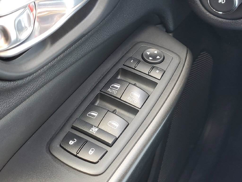 Used 2020 Jeep Cherokee Trailhawk w/ Cold Weather Group AWD/4WD image 17