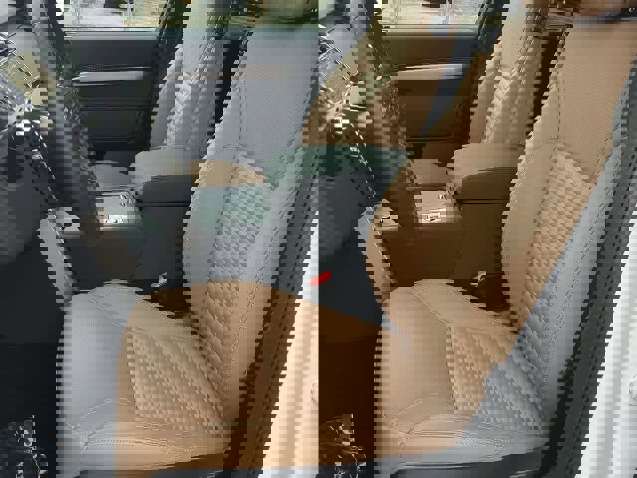 Used 2025 Land Rover Discovery Dynamic SE image 17