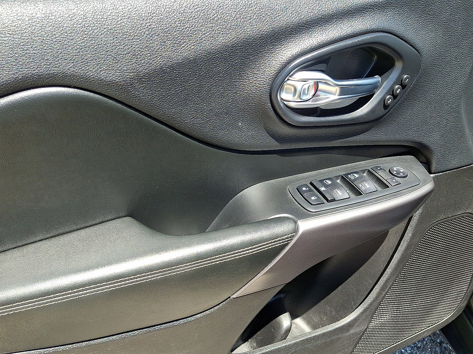 Used 2019 Jeep Cherokee Limited image 12