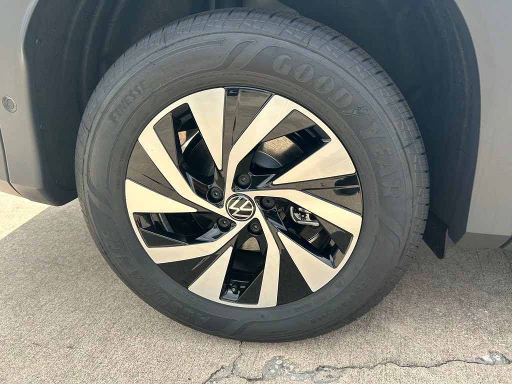 Used 2025 Volkswagen Tiguan S image 18