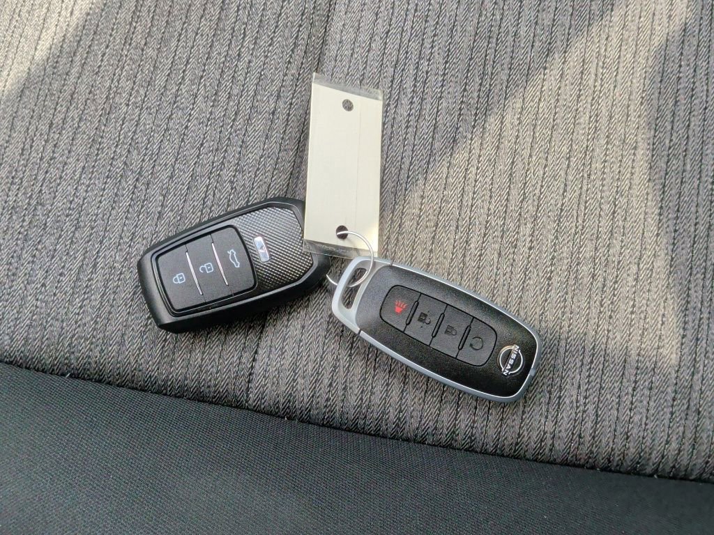 Used 2023 Nissan Rogue SV image 32