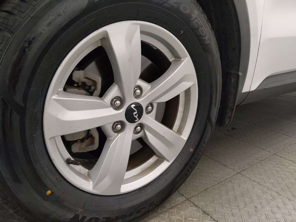 Used 2023 Kia Sorento LX image 31