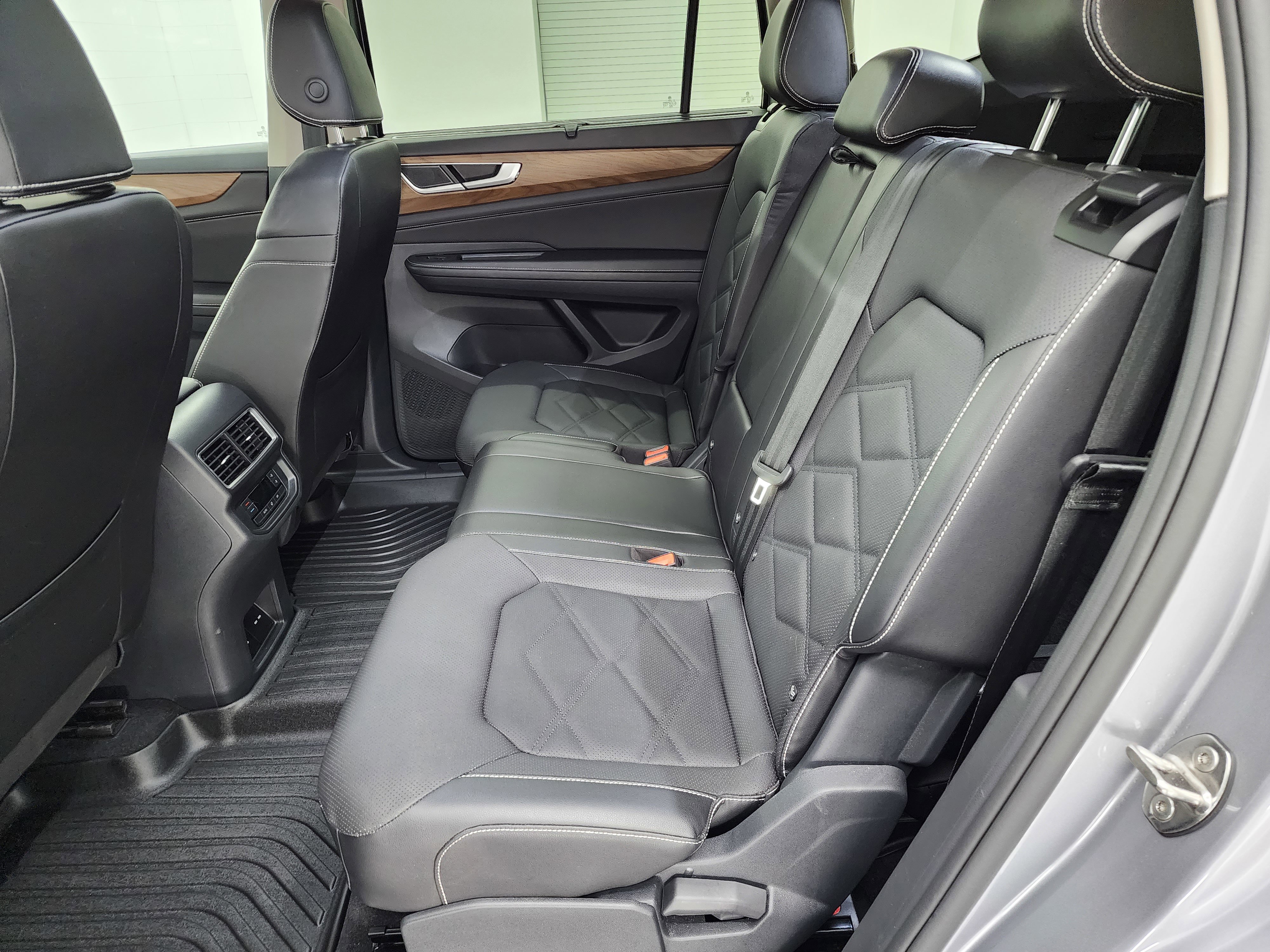 Used 2025 Volkswagen Atlas SE image 9