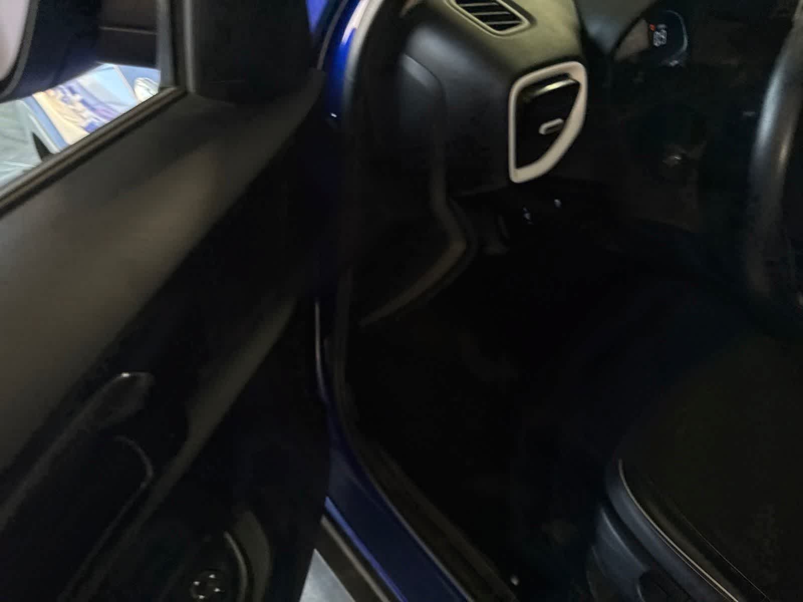 Used 2023 Hyundai Venue Limited FWD image 17