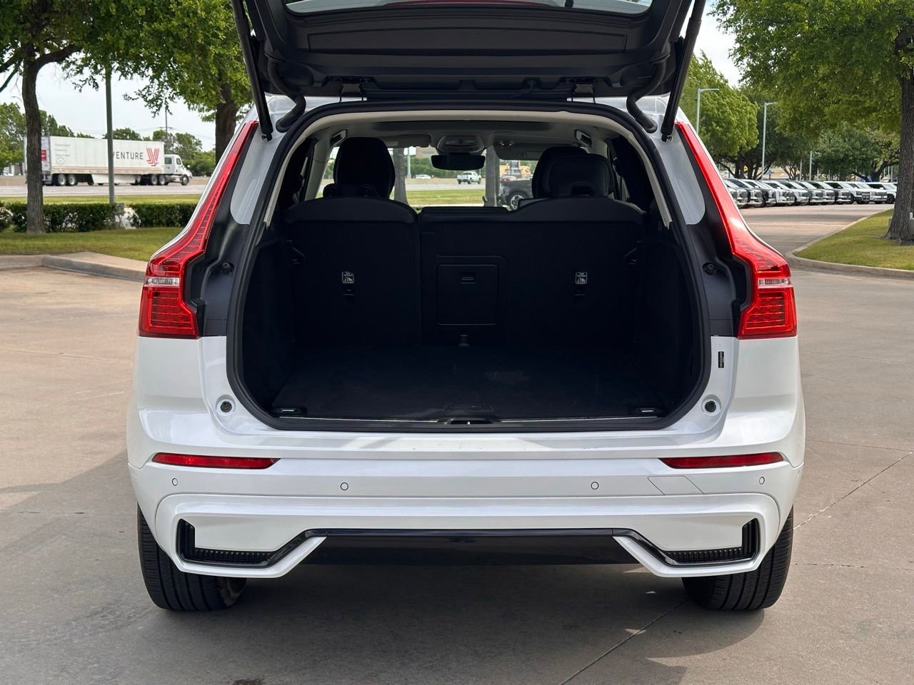 Used 2025 Volvo XC60 B5 Plus image 16