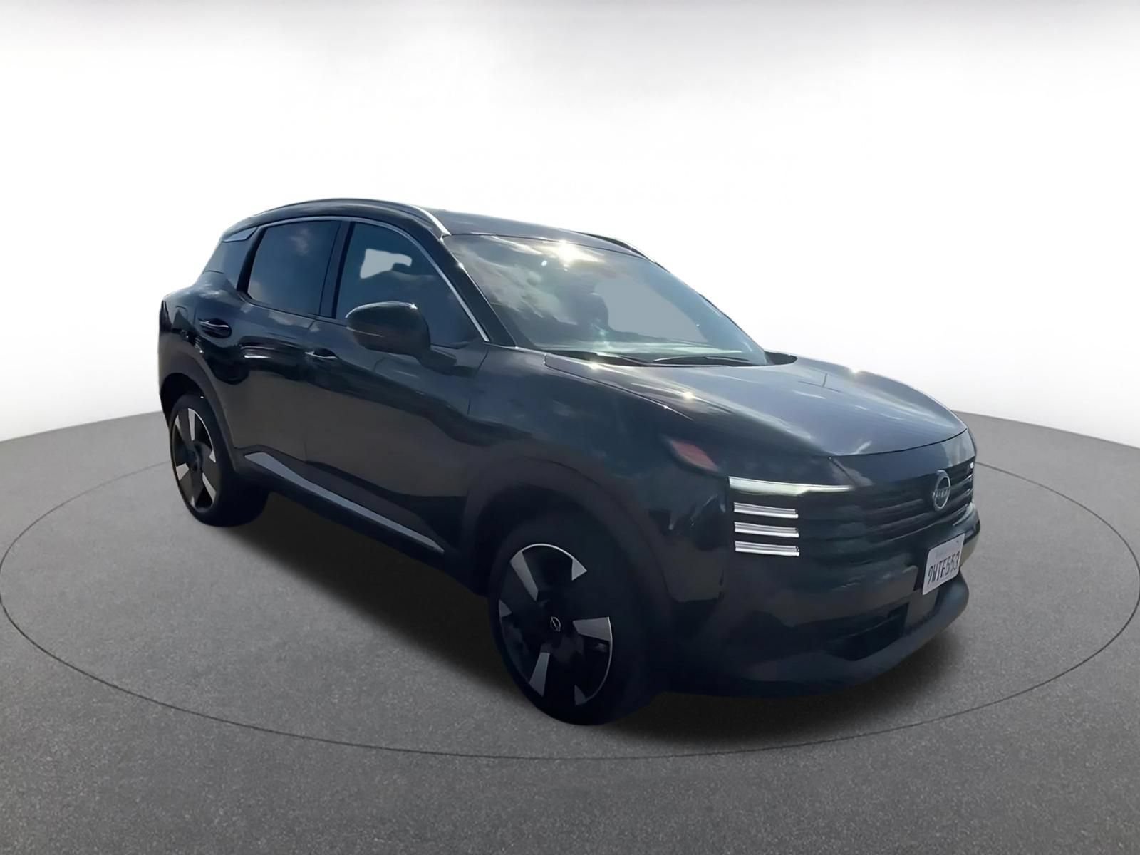 Used 2026 Nissan Kicks SR AWD/4WD image 2