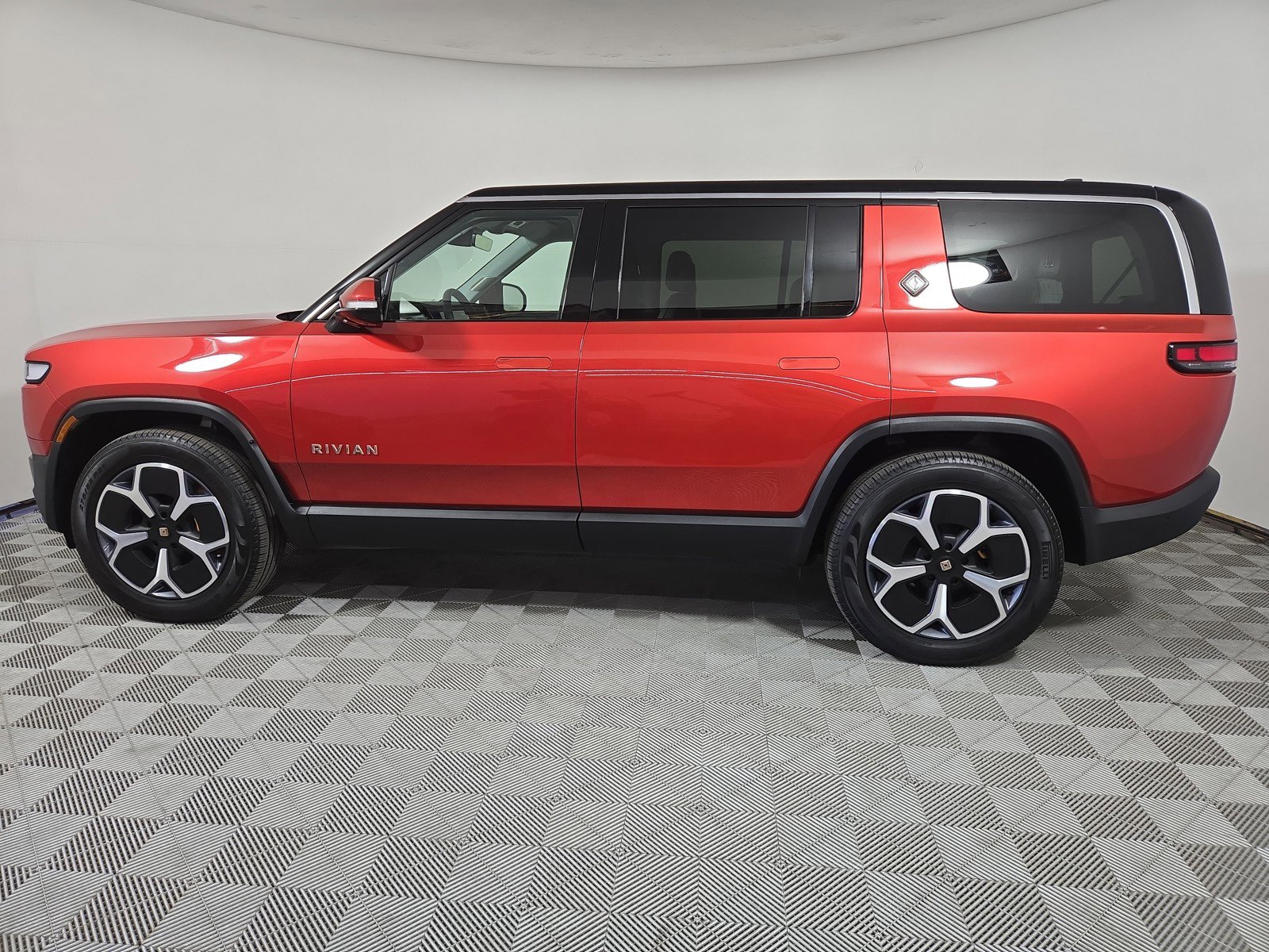 Used 2024 Rivian R1S Adventure AWD/4WD image 2