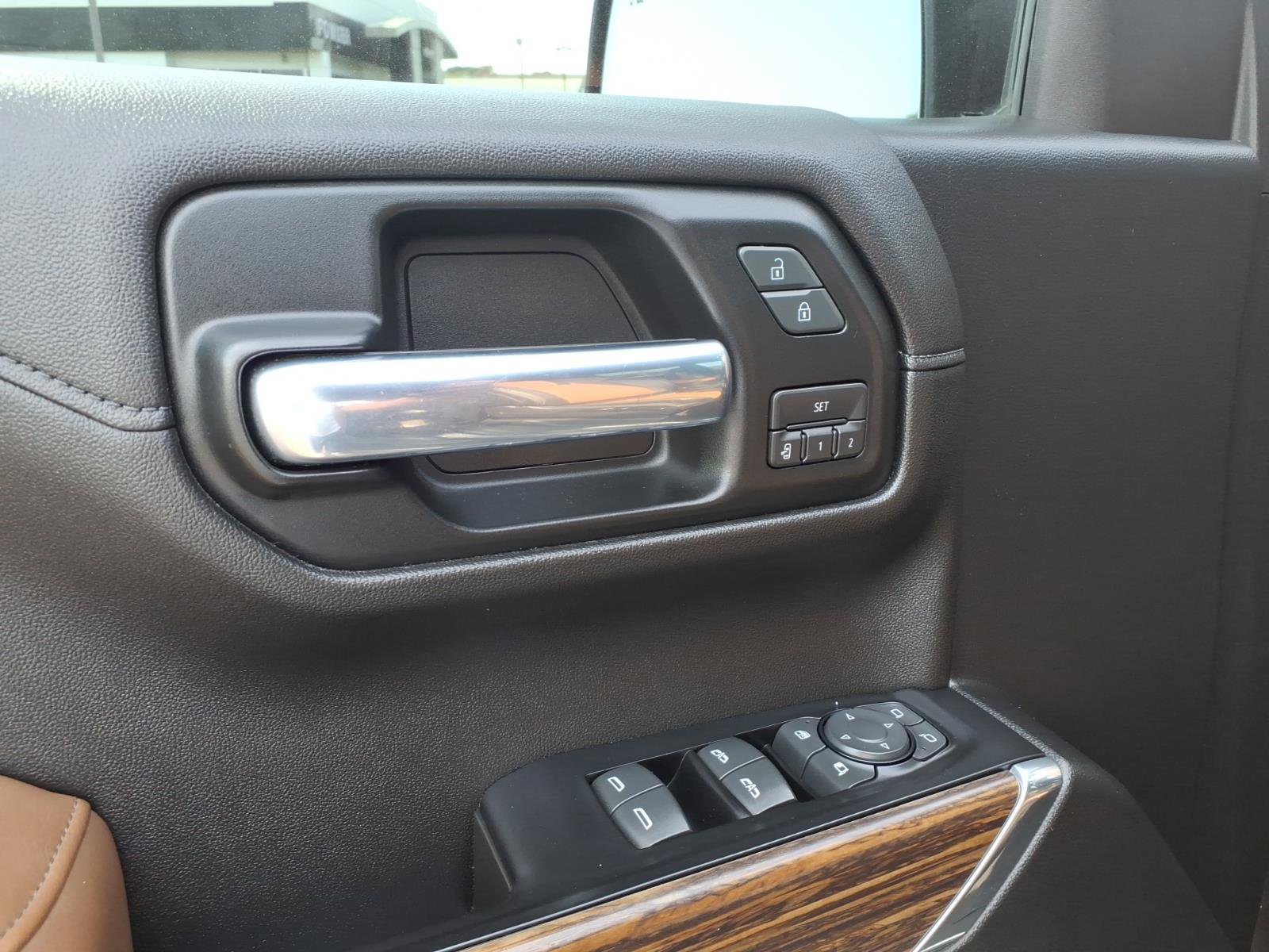 Used 2019 Chevrolet Silverado 1500 High Country w/ Technology Package AWD/4WD image 8