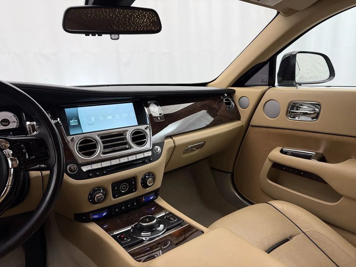 Used 2016 Rolls-Royce Wraith RWD image 18