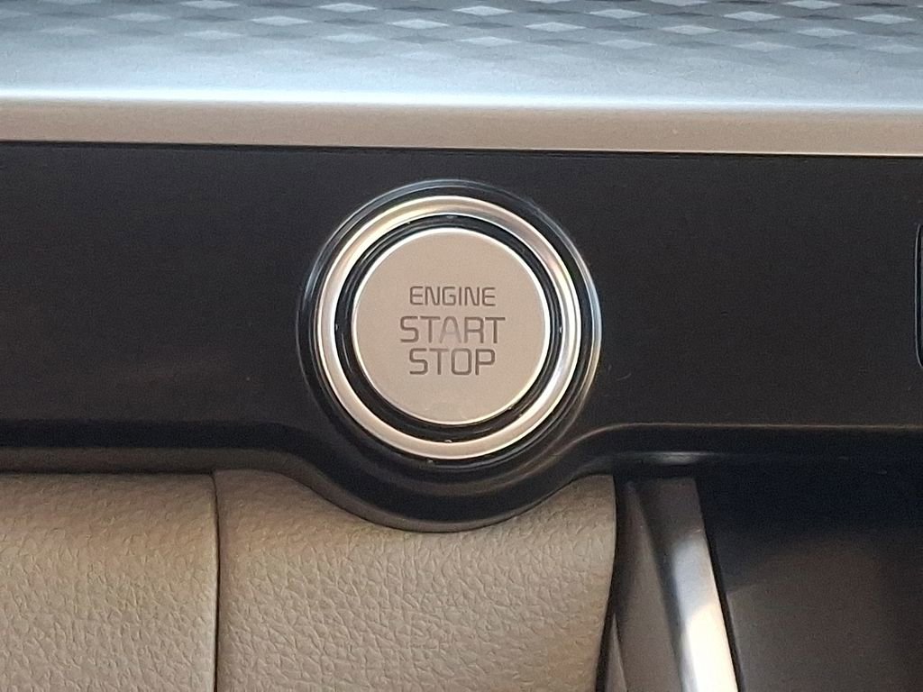 Used 2022 Kia Carnival LX image 23