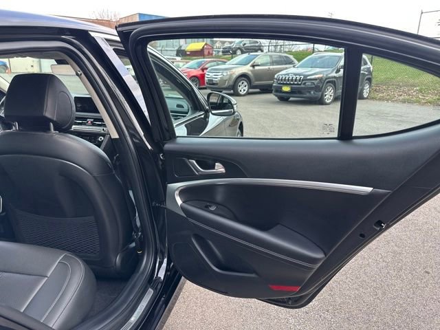 Used 2025 Genesis G70 2.5T image 19