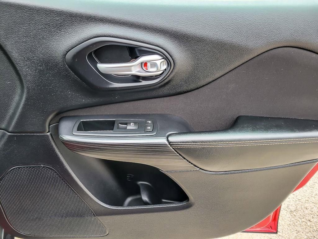 Used 2016 Jeep Cherokee Sport image 21