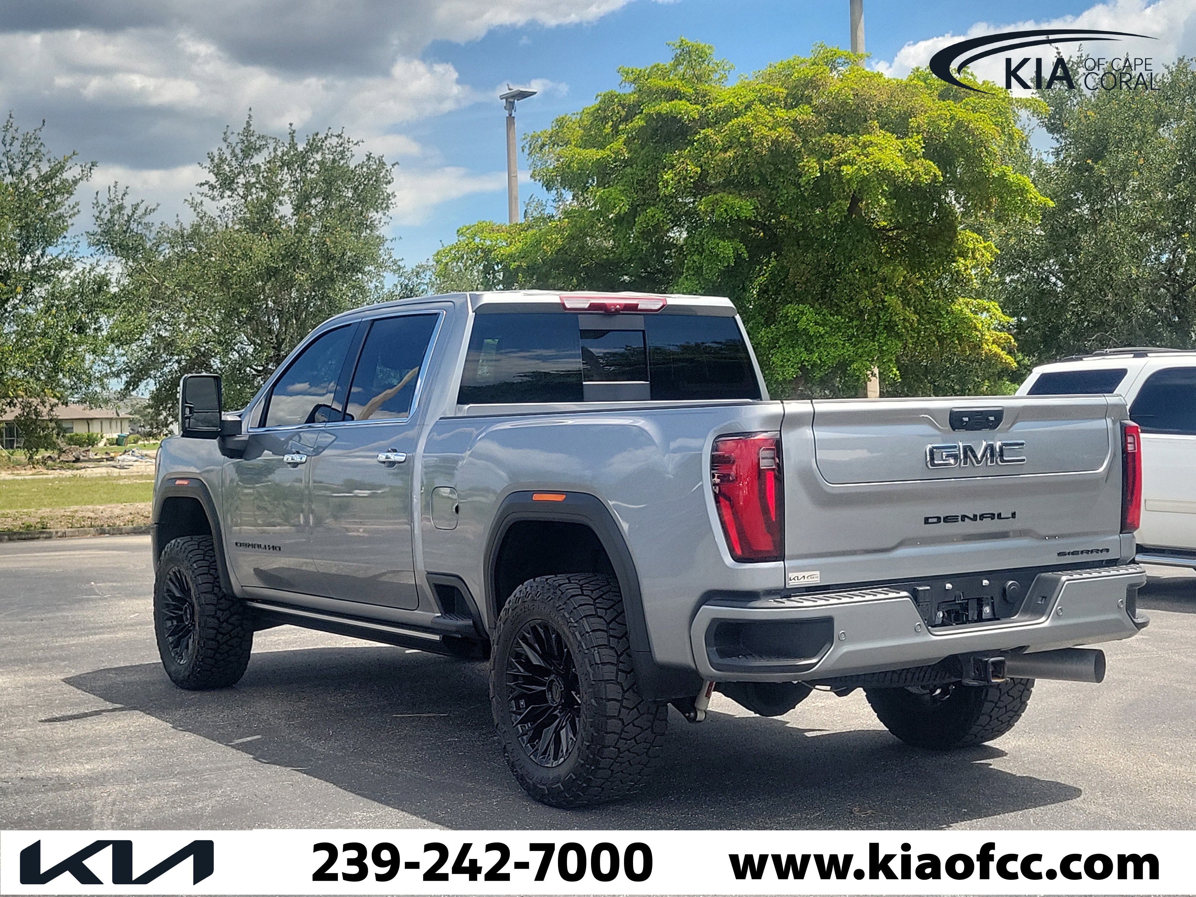 Used 2025 GMC Sierra 2500 Denali Ultimate AWD/4WD image 4