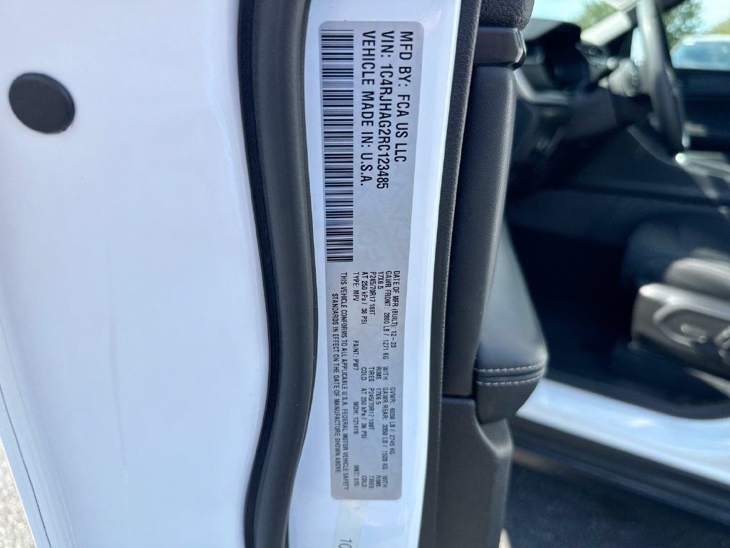 Used 2024 Jeep Grand Cherokee Laredo w/ Luxury Tech Group I AWD/4WD image 27