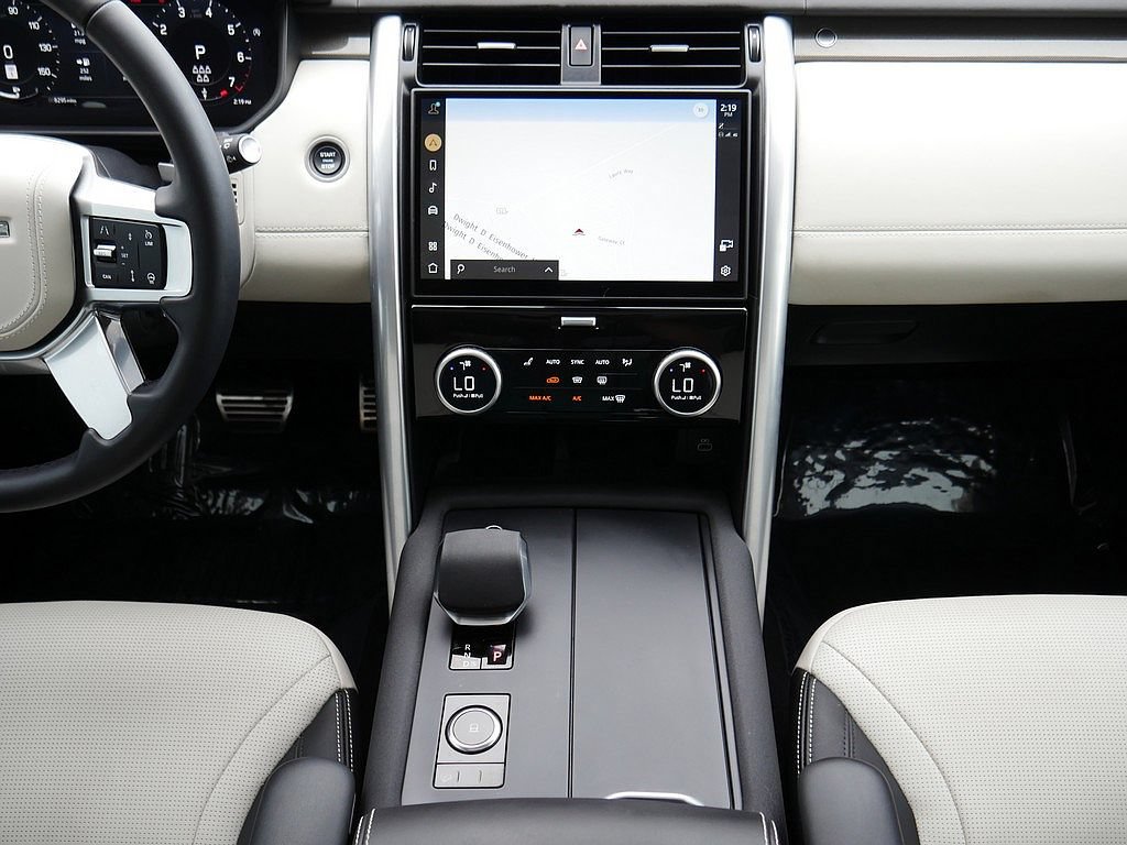Used 2025 Land Rover Discovery Metropolitan Edition AWD/4WD image 23