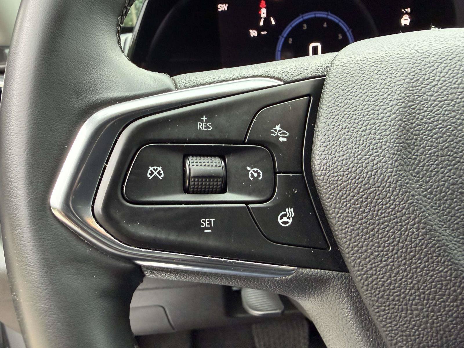 Used 2025 Chevrolet Trax LT w/ LT Convenience Package FWD image 9