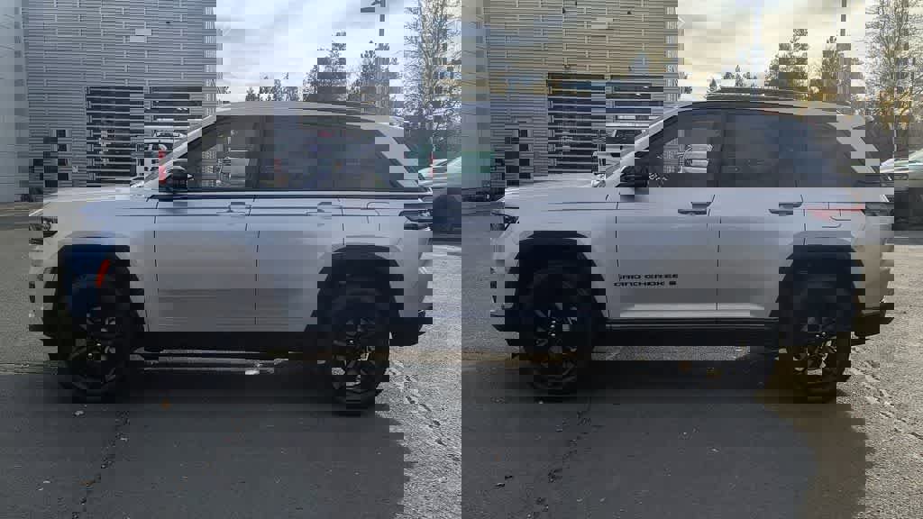 New 2025 Jeep Grand Cherokee Limited w/ Luxury Tech Group II image 5