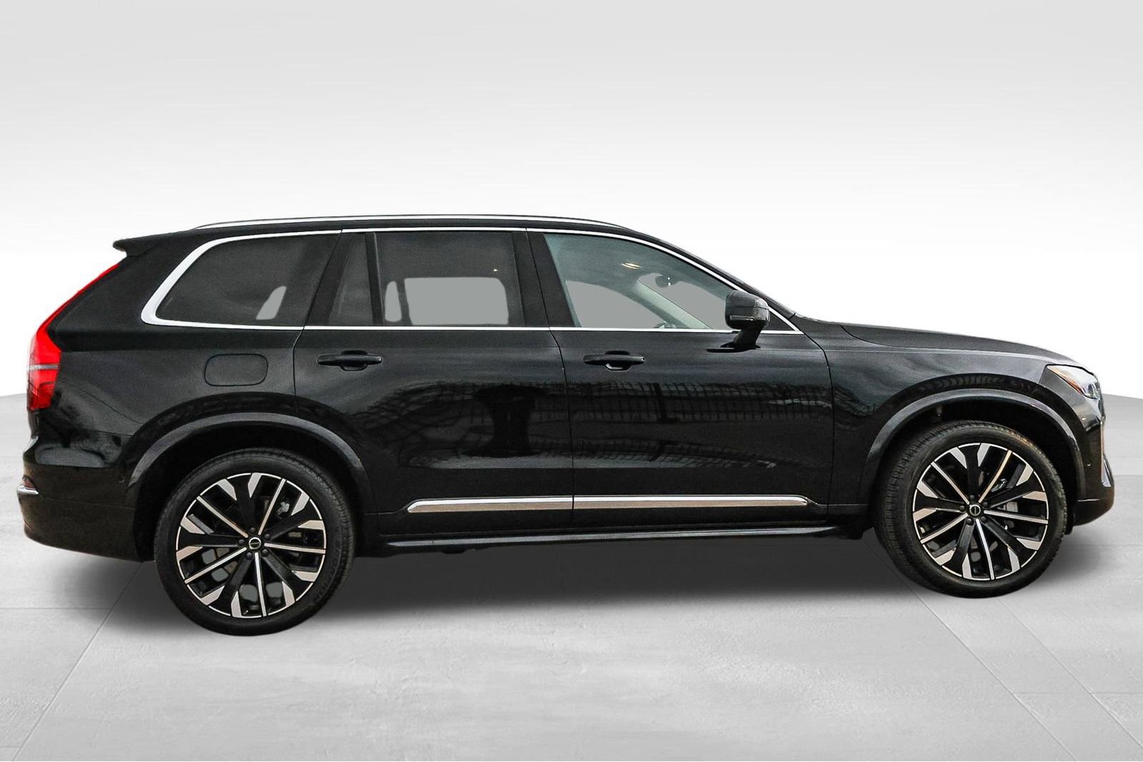 Used 2025 Volvo XC90 B6 Plus w/ Protection Package Premier image 4