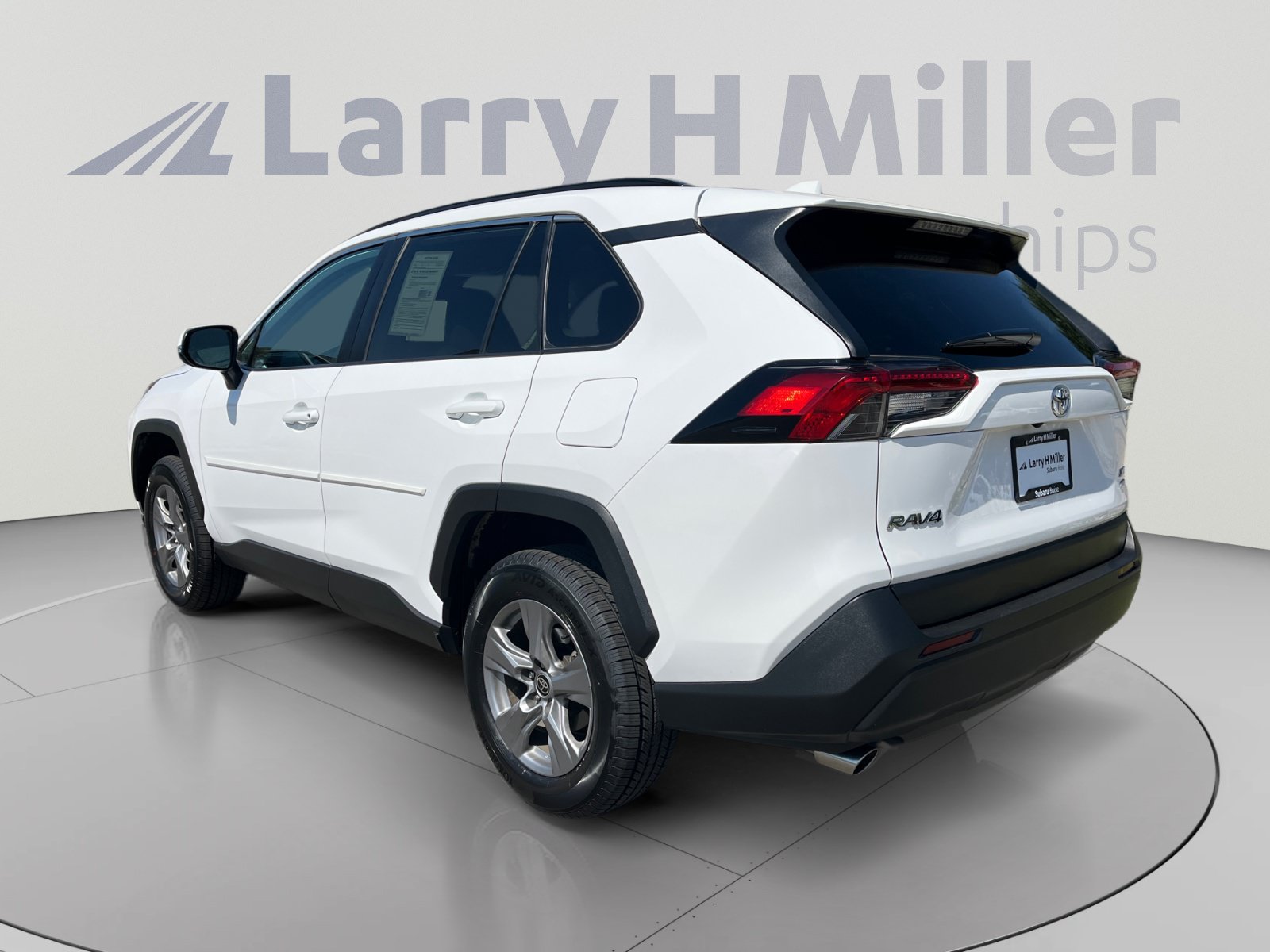 Used 2022 Toyota RAV4 XLE AWD/4WD image 3